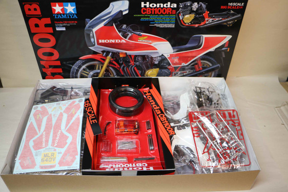TAM16033 - Tamiya 1/6 Honda CB1100R(B) - PREOWNED117553
