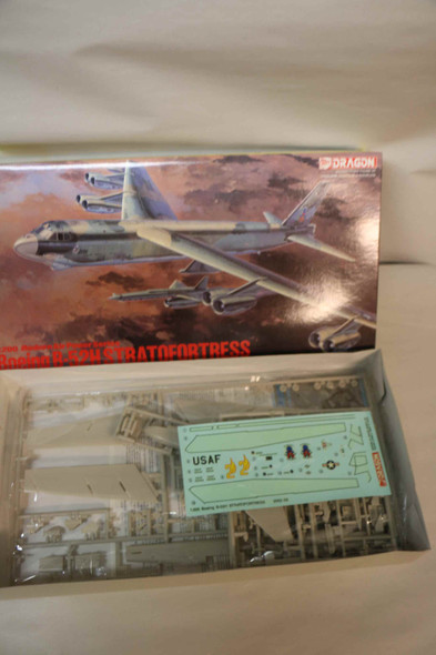 DRA2002 - Dragon 1/200 Boeing B-52H Stratofortress  PREOWNED118794