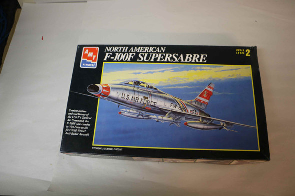 AMT8892 - AMT 1/72 North American F-100 Supersabre  PREOWNED119022