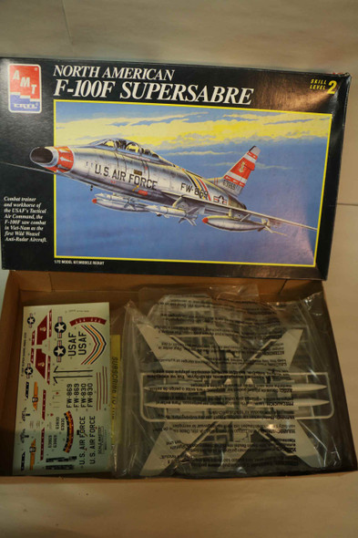AMT8892 - AMT 1/72 North American F-100 Supersabre  PREOWNED119022