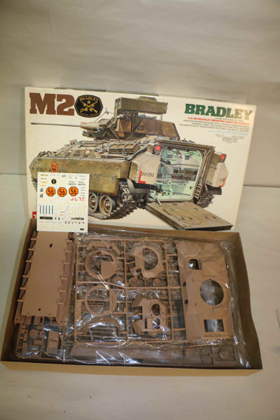 TAM3632 - Tamiya 1/35 M2 Bradley IFV 	PREOWNED119023