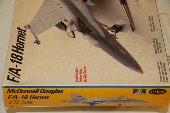 ITA692 - Italeri (Testors) 1/72 F/A-18 Hornet