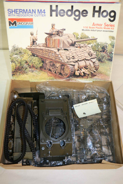 MON4201 - Monogram 1/32 Armor Series Sherman M4 Hedge Hog with Hedgerow Cutter  WWHP112057
