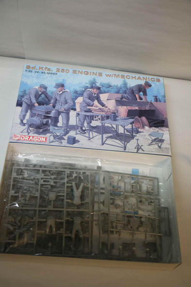 DRA6112 - Dragon - 1/35 Sd.Kfz 250 Engine w/Mechanics 39 - 45 Series  WWHP112480