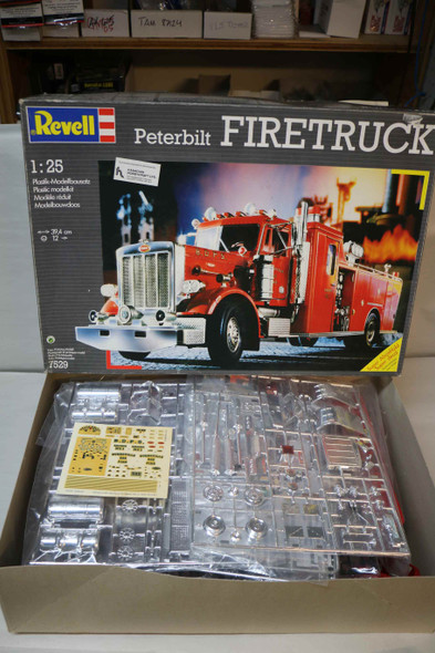 RAG07529 - Revell - 1/25 Peterbilt Firetruck - WWHP111050