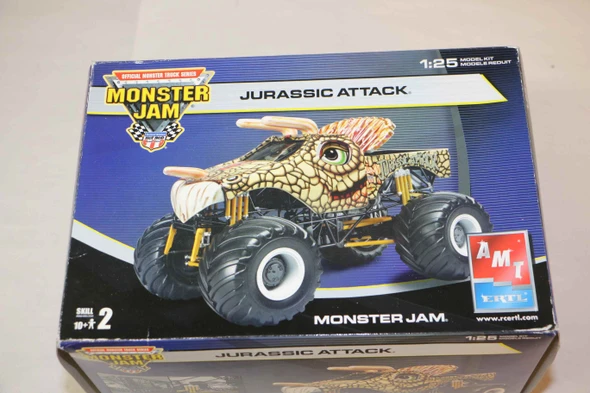 AMT38185 - AMT 1/25 Jurassic Attack Monster Truck - WWHP111058