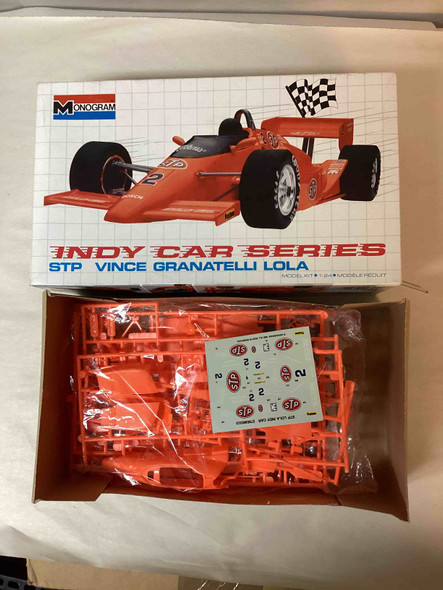 MON2795 - Monogram 1/24 STP Vince Granatelli Lola - Indy Car Series - WWHP111849
