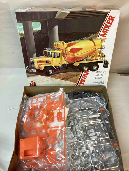 ERT8027 - ERTL 1/25 International Paystar 5000 Mixer - WWHP113077