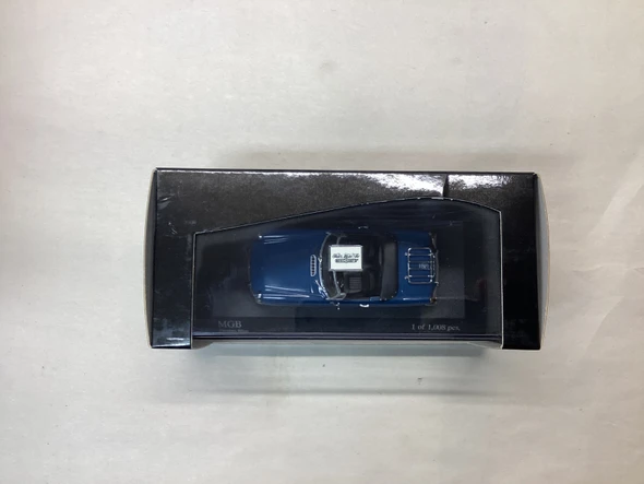 MNC430131035 - Minichamps 1/43 MGB 1968 - Blue