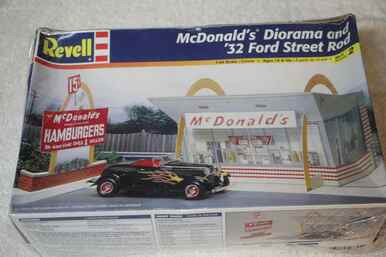 RMX7804 - Revell 1/24 McDonald's Diorama & 32 Ford Street - WWWEB10103429