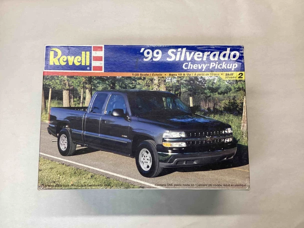 RMX85-7646 - Revell 1/25 '99 Silverado Chevy Pickup - WWHP113407
