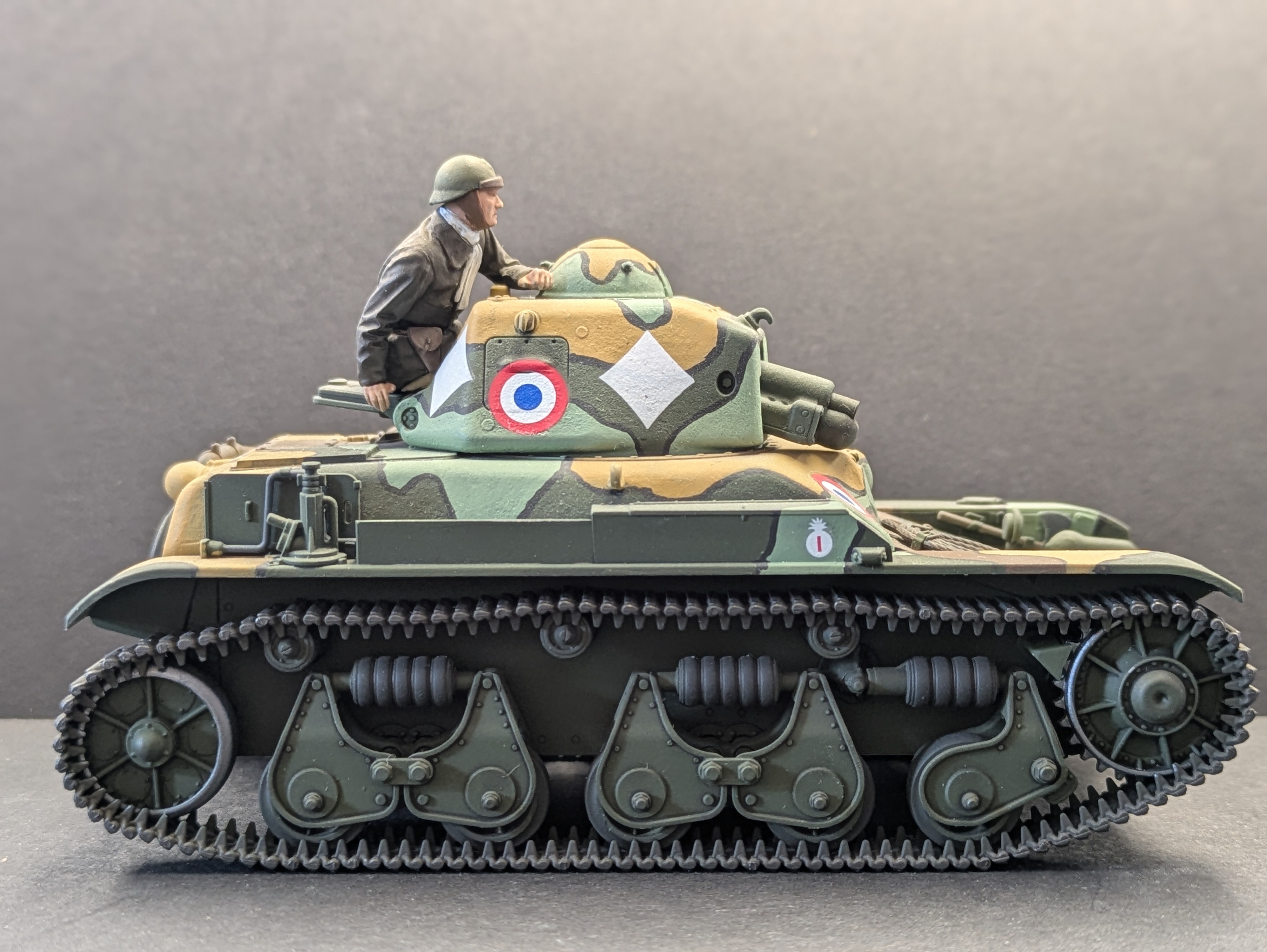 Tamiya Renault R35 - true side view showing side profile and tracks