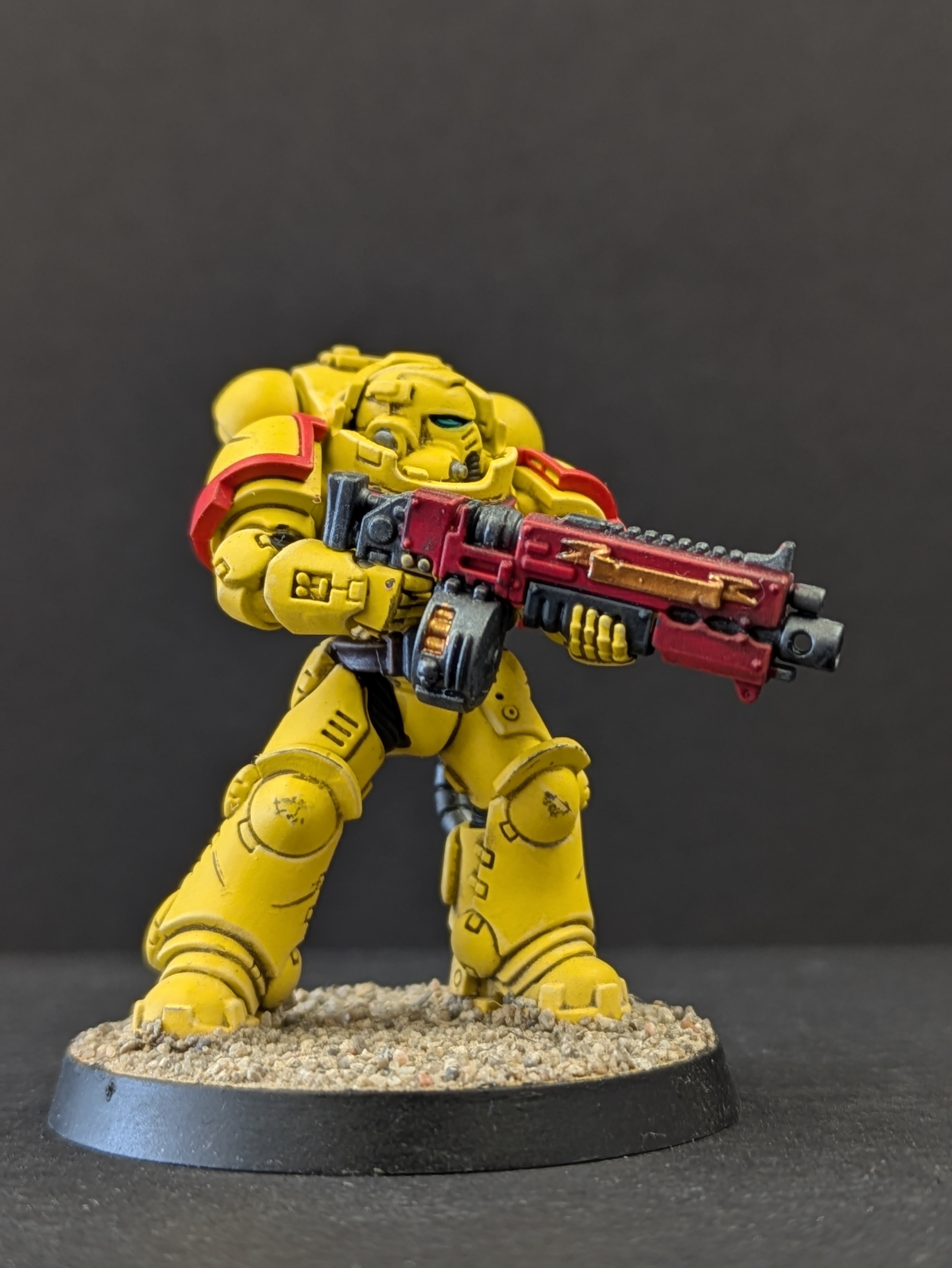 Imperial Fist - side profile heavy bolter