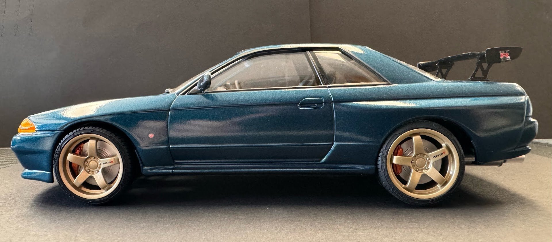 Side left - wheels, rims, brake rotors and pads