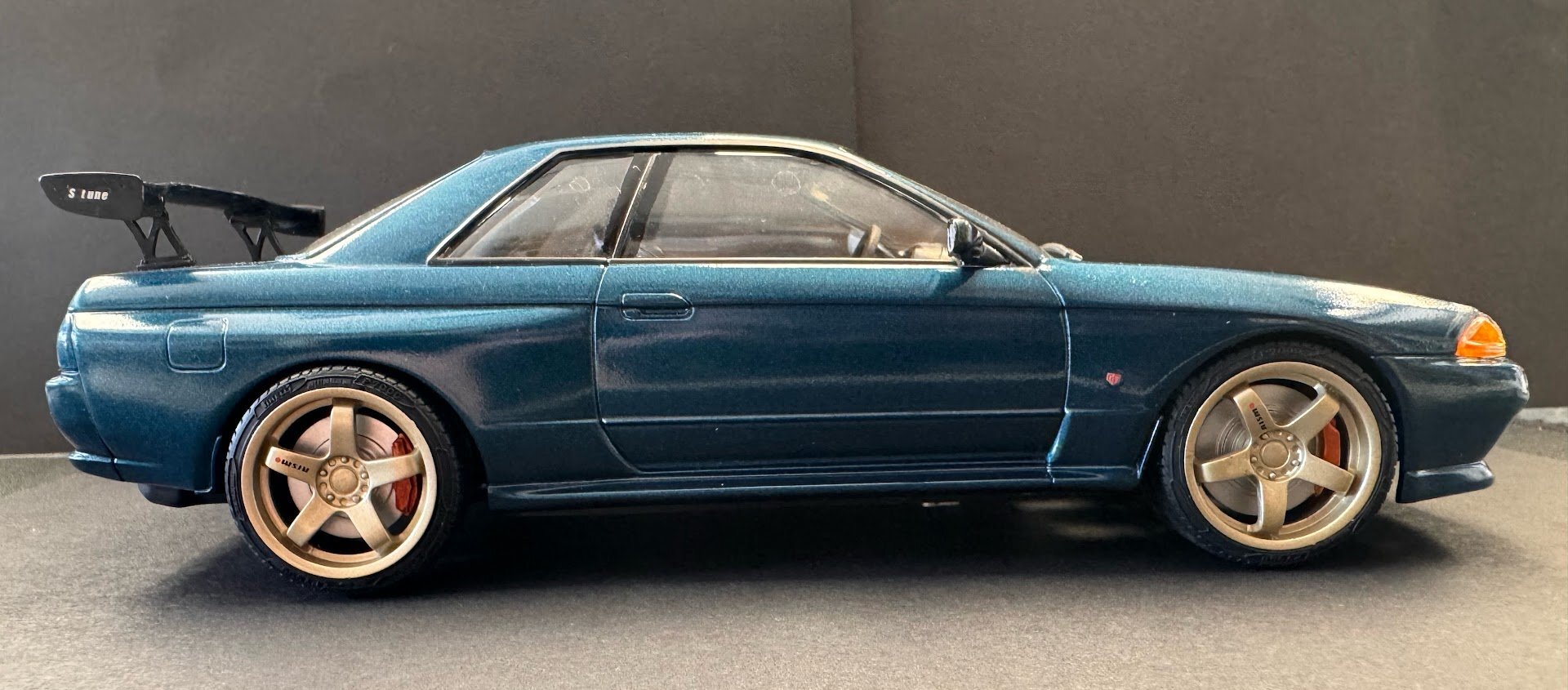 Side right - wheels, rims, brake rotors and pads