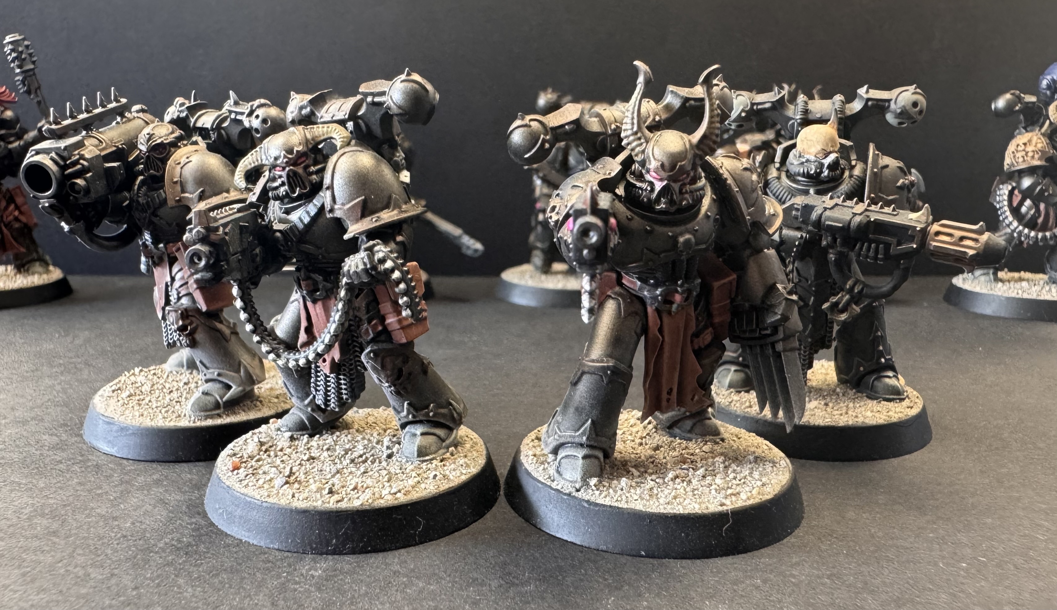 Chaos Marine focus front - eyes and glow on bolt pistol