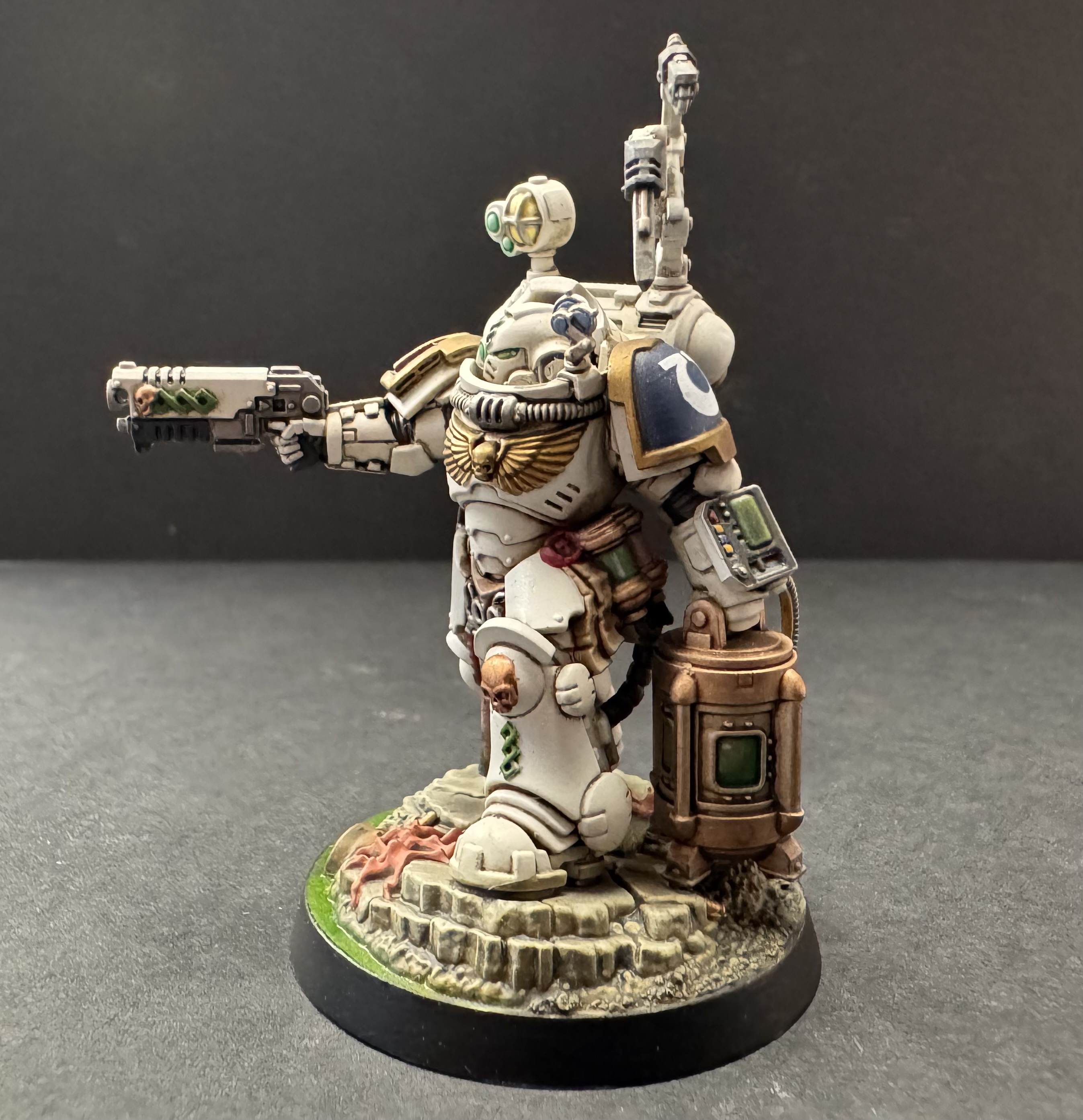 Three-quarter left - Ultramarine decal shoulder
