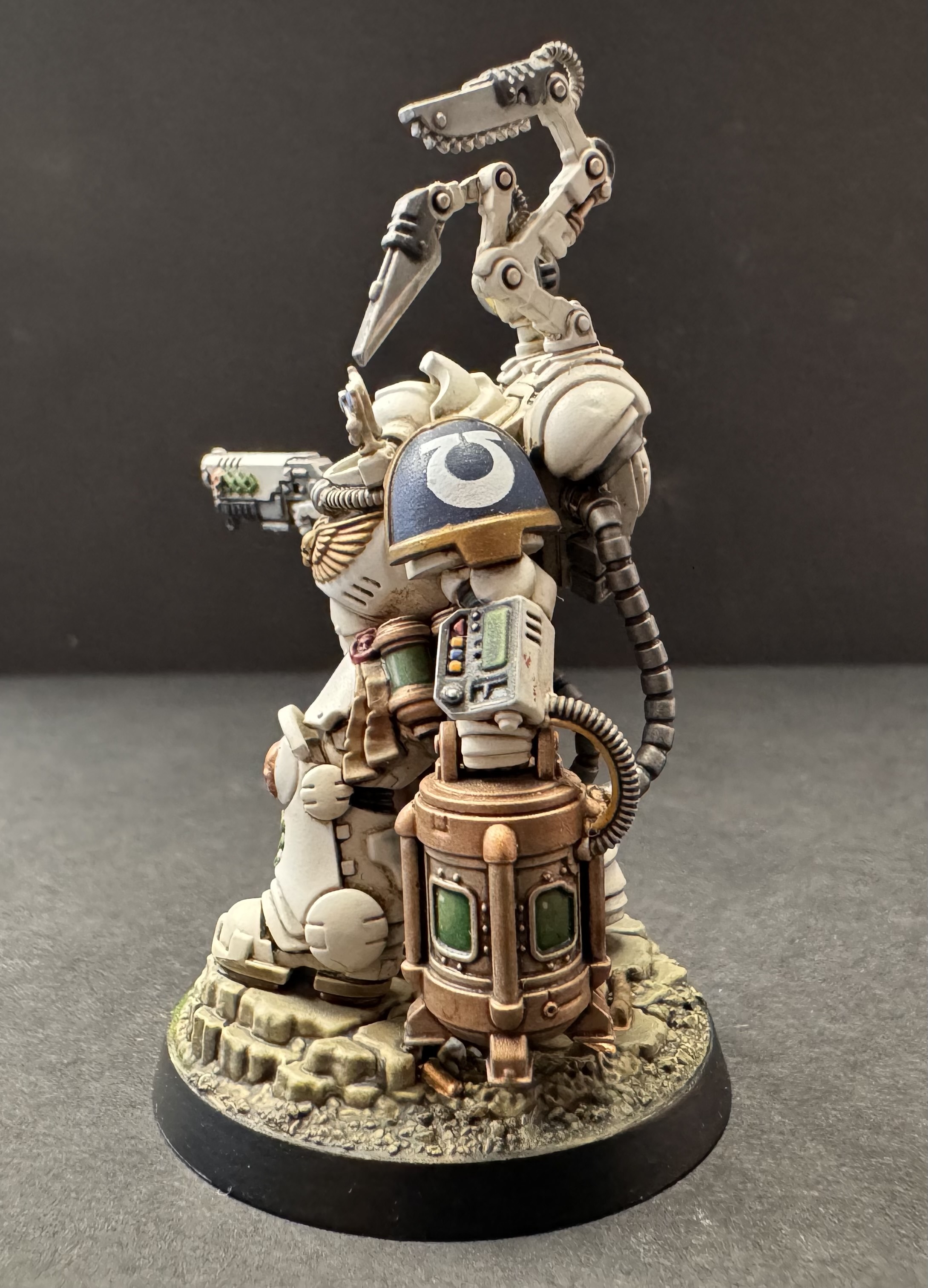 Focus shot on canister and left arm