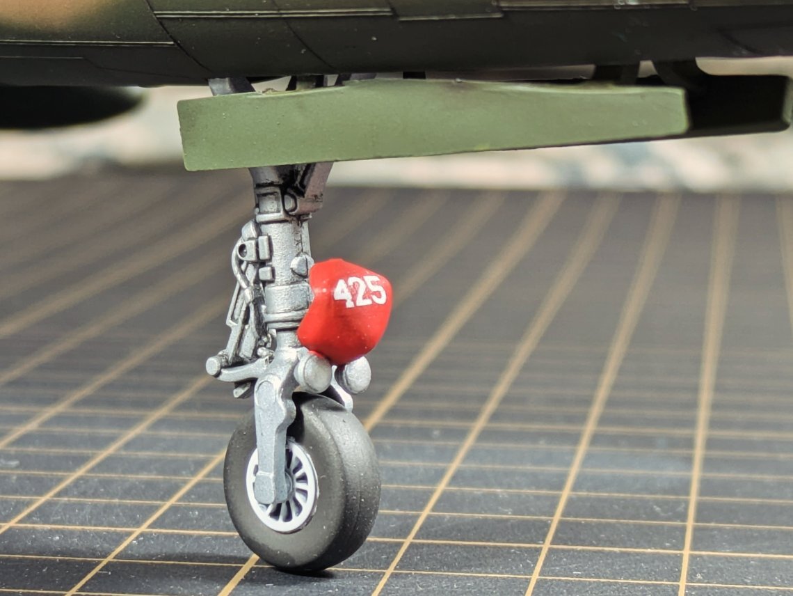 Landing gear featuring the 425 badge on nose gear door