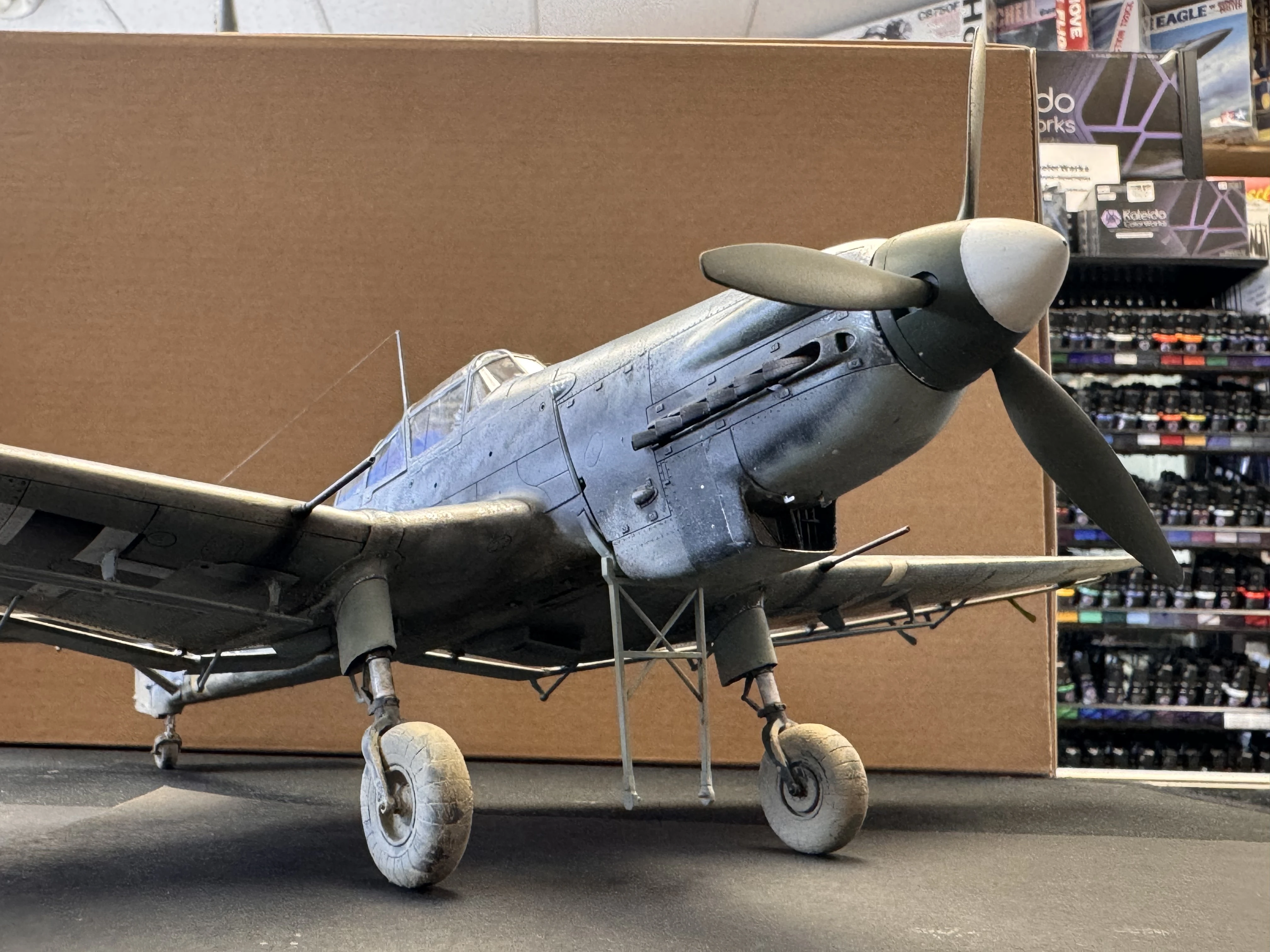 Three-quarter left under front - engine and propellers