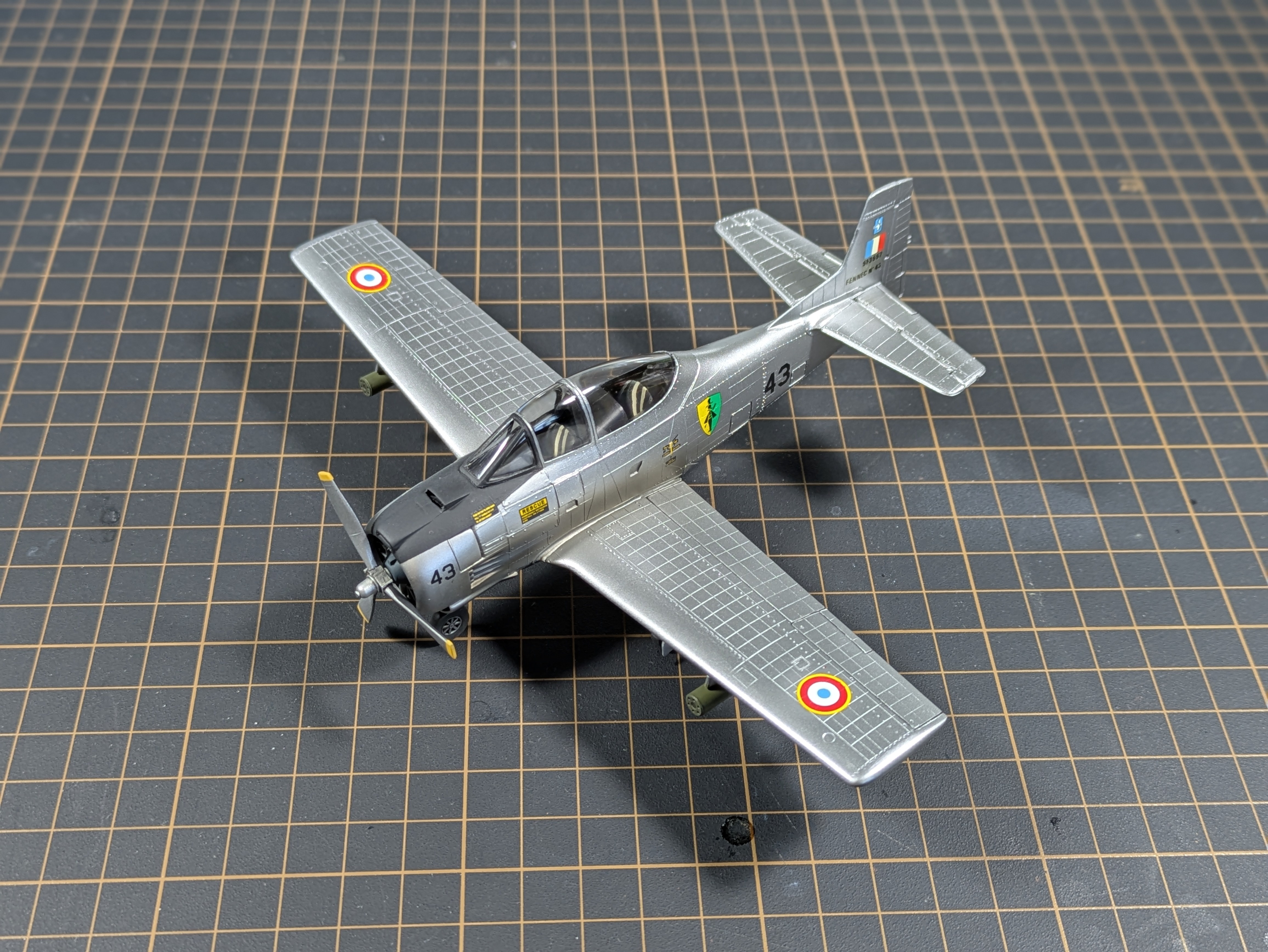 Front left three-quarter pose