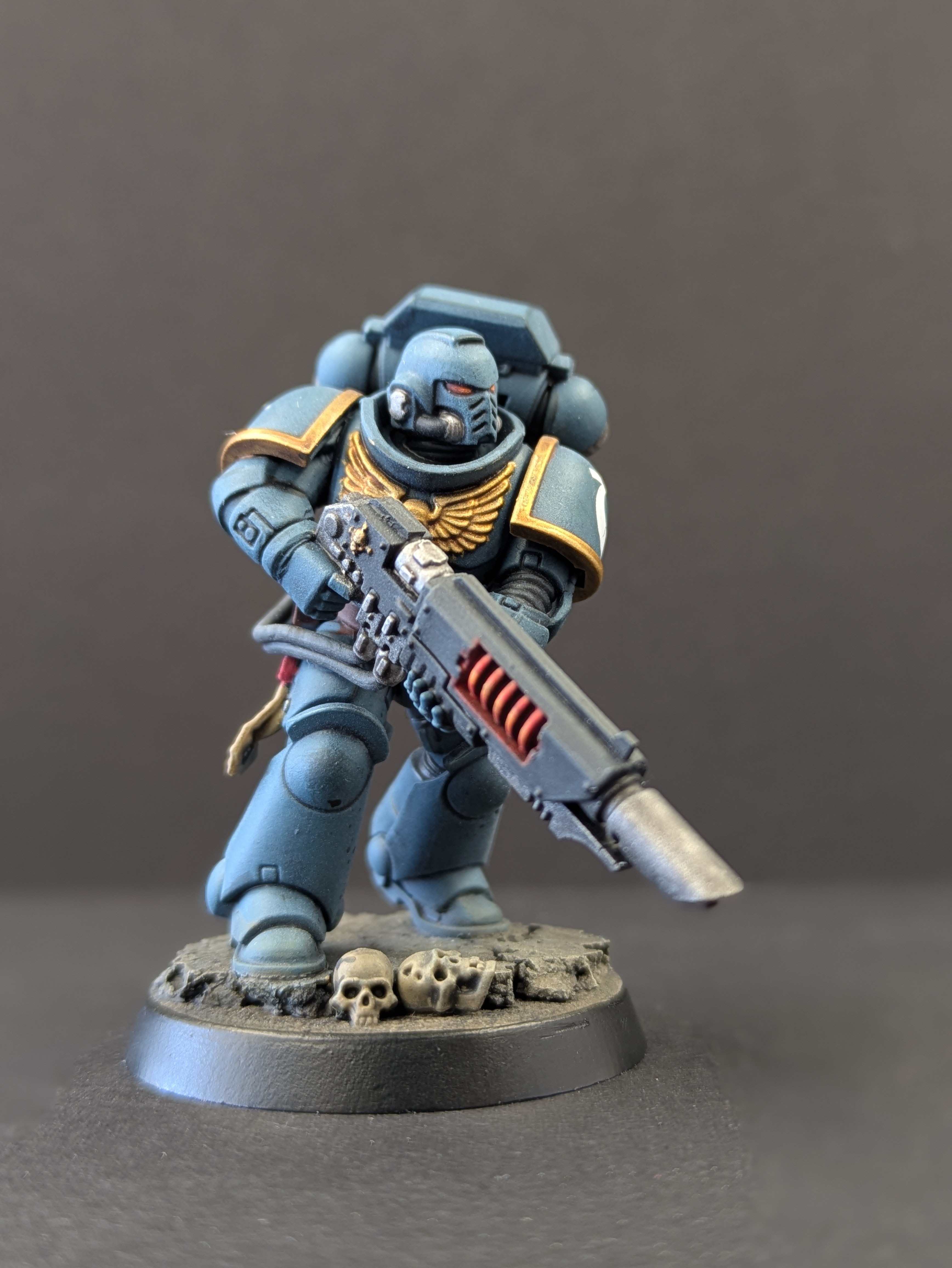 Three quarter view - weapon side