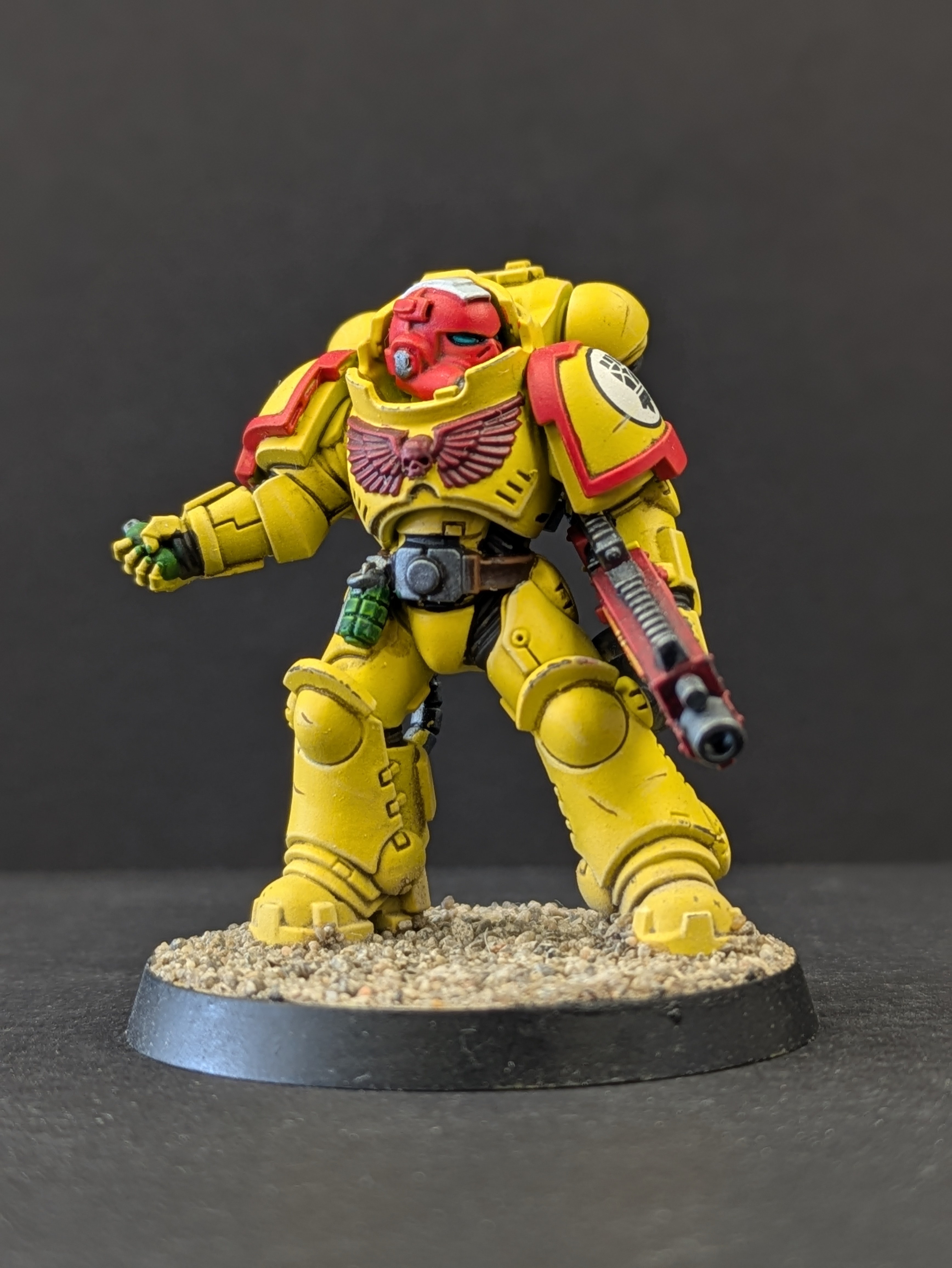 Imperial Fist about to throw a grenade