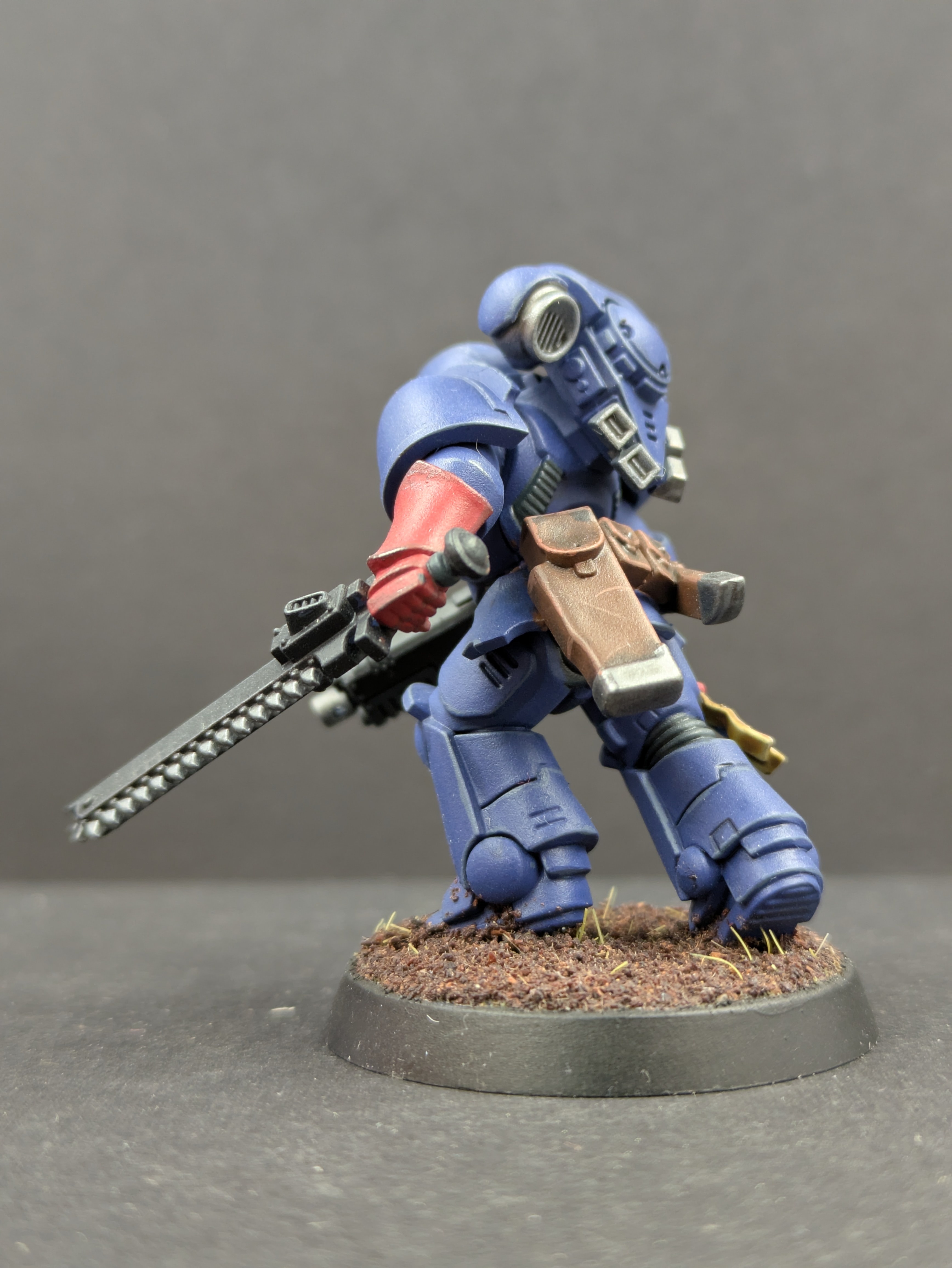 Side/back view - chainsword and red gauntlet