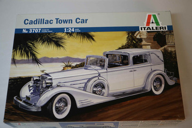 自動車 ITALERI CADILLAC TOWN CAR 1:24 No 707 ITALERI 1/24 CADILLAC TOWN CAR No 707 Vintage plastic model