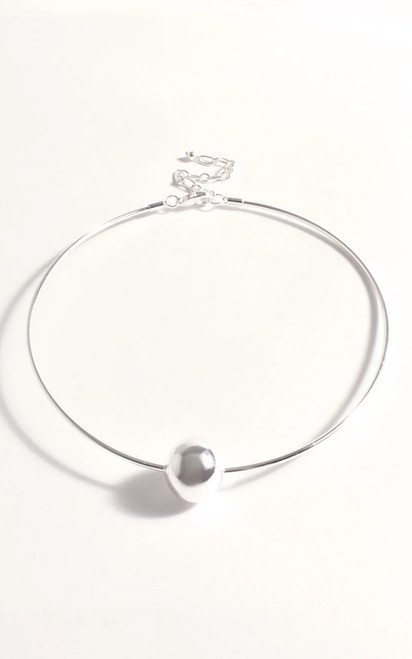 Discover minimalist sophistication with our sleek Ball Fine Collar Necklace. This elegant piece features a simple yet striking choker, perfectly adorned with a single, lustrous sphere. Designed for contemporary appeal, it offers a clean, refined look that effortlessly enhances any neckline.

This necklace features: 

Fine collar necklace
Metal ball detail
Parrot clip closure
Adjustable length
Short necklace
Colour: Silver

Material: Plated Metal

Measurements: 15cm plus Extension