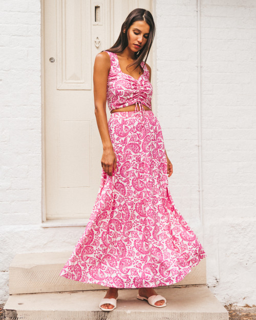 Our beautiful Lydia Paisley Print Maxi Skirt will have you enjoyong the weekend in style. Featuring a hot pink, on-trend paisley print, it offers a chic bohemian update on classic, timeless look.

This skirt features:

Pink paisley design 
Pockets
Maxi Length
Soft elasticated waistband for comfort 
We have the co-ordinating top available.

Colour: White and Pink

Fabric: Cotton/Linen Blend

True to size.
Suburban Closet