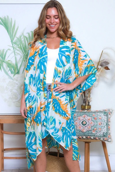 Our gorgeous Tropical Palm Kimono is perfect for throwing on over the top of a pair of shorts and your favourite tee or just over your swimmers when you're relaxing at the beach or at the resort this summer!

Colour: Turquiose

Fabric: Viscose

Size: OSFA