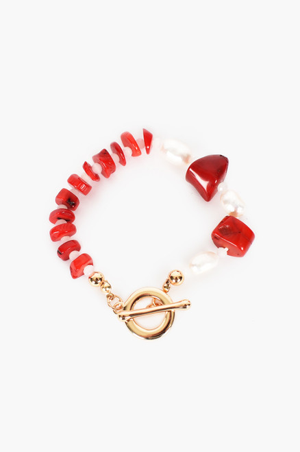 Our gorgeous Carol Stretch Bracelet is perfect for adding a pop of colour to your look and great for stacking with other stone bracelets to create your own unique statement!  

This bracelet features:

Red coral stone and pearl mix beads
Plated metal loop and toggle closure
Elasticised for easy fit
Colour: Red and White

Material: Plated Metal, Coral Stone, Pearl and Glass

Measurements: OSFA - Elasticised for easy fit.