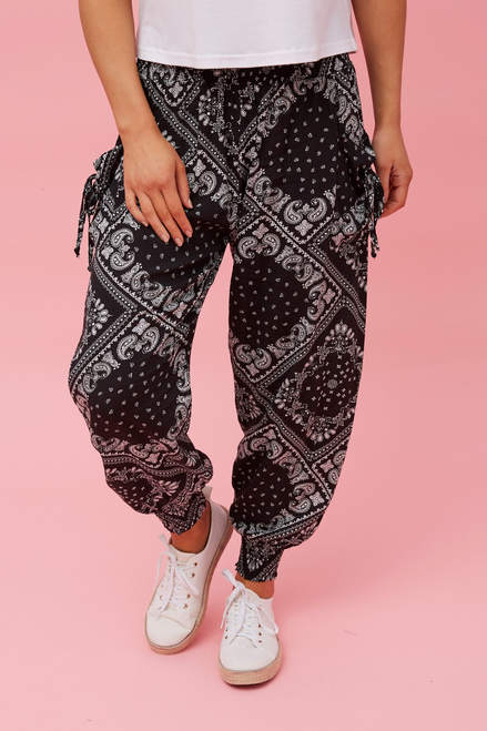 Our gorgeous Eden Bandana Print Harem Pants are perfect for lounging around, doing yoga or just going about your day to day activities in. They're stylish, lightweight and comfortable and the side pokets make them practical! These pants will be on high rotation in you wardrobe for most of the year!

These pants feature:

High, shirred waist
Side pockets
Elasticised at the ankle
Flowy 
Colour: Black with Bandana Print

Fabric: 100% Viscose

Size Guide: True to size