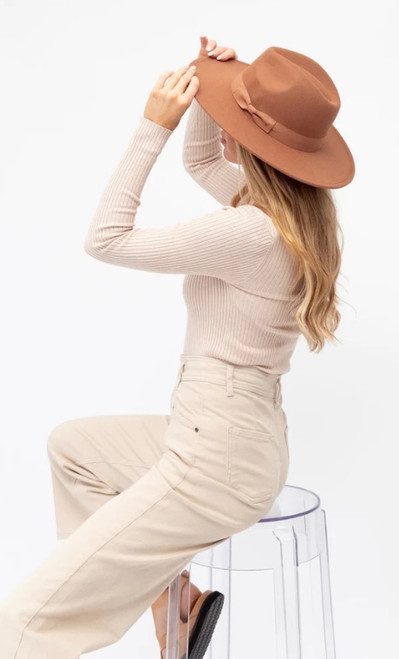 Our gorgeous Colleen Fedora will compliment and elevate any outfit during any season! This fedora looks super chic when paired with a stunning boho dress.

This Fedora features:

Ribbon trim around the brim and crown
Pinched crown
Smooth felt feel
Colour: Tan

Fabric: Polyester

Size Guide: OSFA