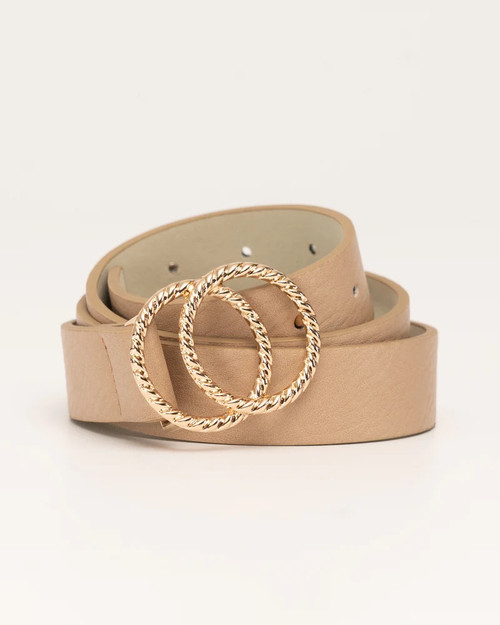 Our Cora belt would make the perfect addition to any wardrobe. Pair with your fave denim for a casual look or with some black slacks for a dressy look.

This belt features:

Aluminium alloy double ring gold buckle 
No stretch
Colour: Beige

Fabric: PU leather

Size: One Size Fits All 

Measurements: Length - 98cm; Width - 2.8cm