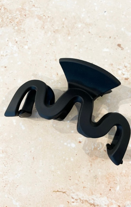 Our cute Cora Wavy Claw Clip features a smooth matte finish and a great grip which is perfect for keeping your hair up all day long.

Colour: Black

Measurements: Length: 9cm; Height: 5cm

Material: PVC with Matte Colour Finish