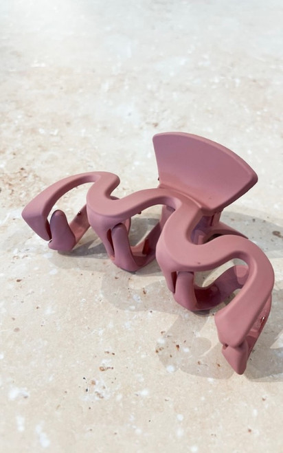 Our cute Cora Wavy Claw Clip features a smooth matte finish and a great grip which is perfect for keeping your hair up all day long.

Colour: Baby Pink

Measurements: Length: 9cm; Height: 5cm

Material: PVC with Matte Colour Finish