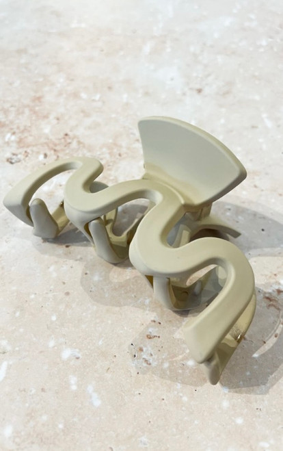 Our cute Cora Wavy Claw Clip features a smooth matte finish and a great grip which is perfect for keeping your hair up all day long.

Colour: Beige

Measurements: Length: 9cm; Height: 5cm

Material: PVC with Matte Colour Finish