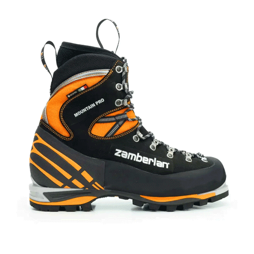Single piece Perwanger leather upper
GORE-TEX lining for durable waterproofness, breathability and thermal insulation, offering reliable protection from the cold
Carved Vibram Penia sole for grip and durability
Protective rubber rand and PU heel reinforcement
Automatic crampons compatible