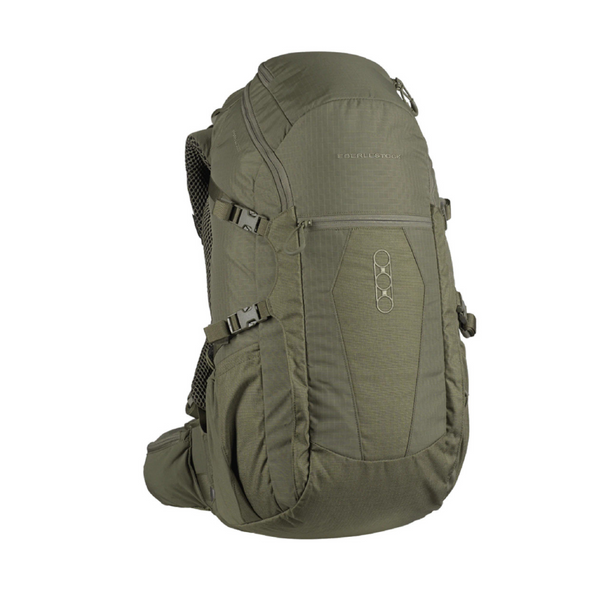 Front view of FreeFall 2000 backpack highlighting full-length zipper and top lid compartment.Rear-propelled shot of FreeFall 2000 showing adjustable shoulder harness and pull-forward hip belt