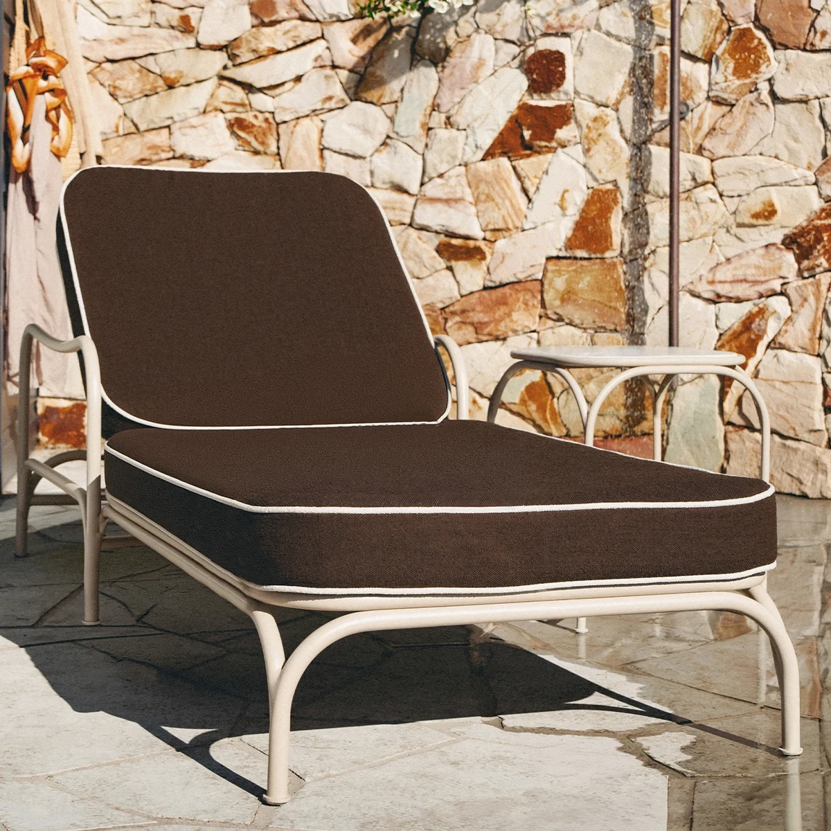 Este Outdoor Sunlounger