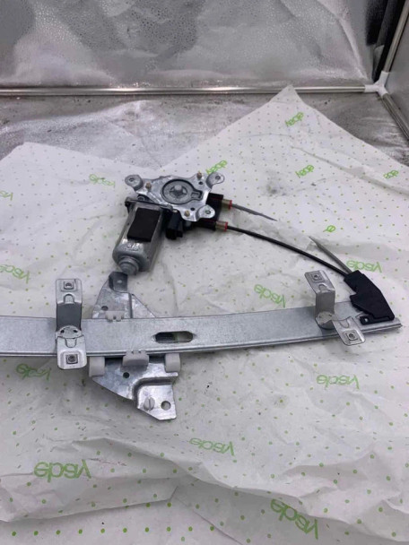 04 05 06 07 08 PONTIAC GRAND PRIX Front Door Regulator Right 04 05 06 07 08 PONTIAC GRAND PRIX Front Door Regulator Right