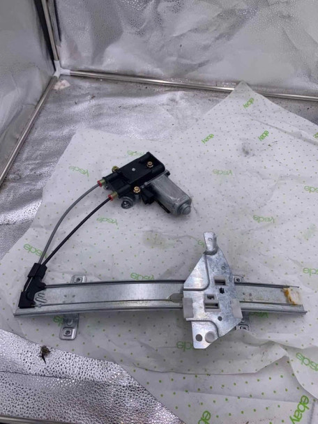 04 05 06 07 08 PONTIAC GRAND PRIX Front Door Regulator Right 04 05 06 07 08 PONTIAC GRAND PRIX Front Door Regulator Right