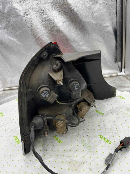 98 99 00 01 02 03 FORD CROWN VICTORIA Tail Light Assembly Right passeger side