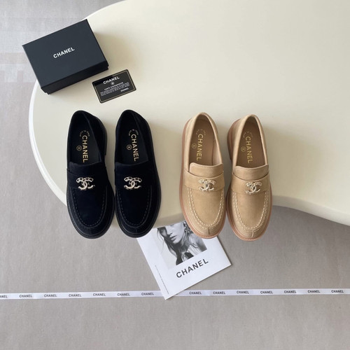 Suede pearl moccasin