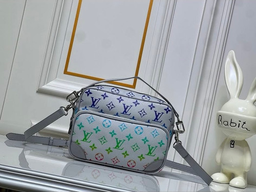 Light gray iridescent NIL