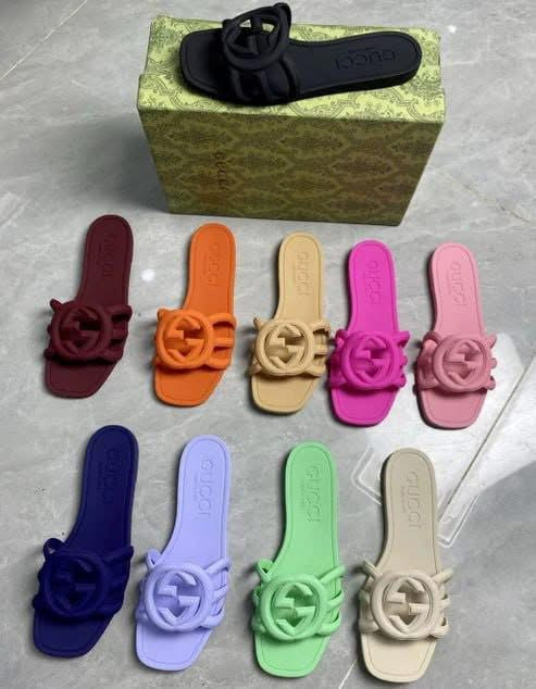 Interlocking G sandals