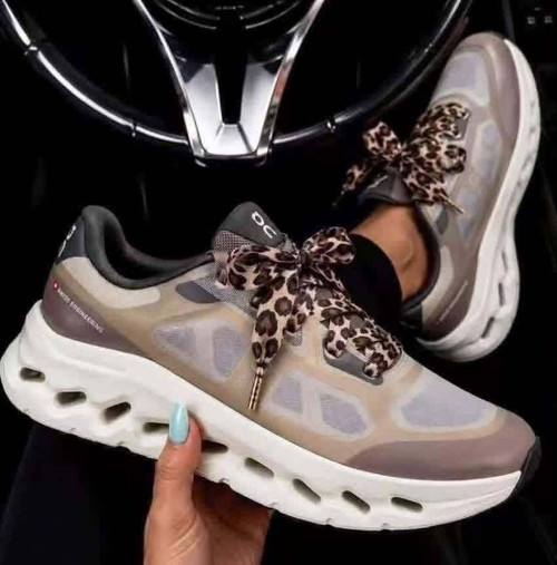 Brown cheetah runners