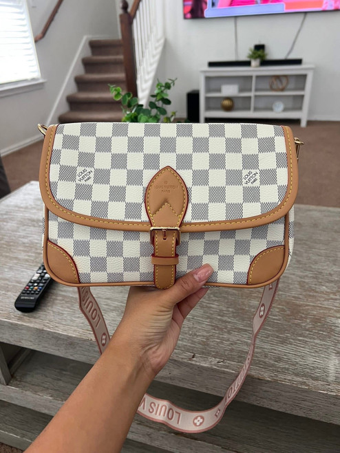 White checkered crossbody size:25*9.5*15cm   HQM